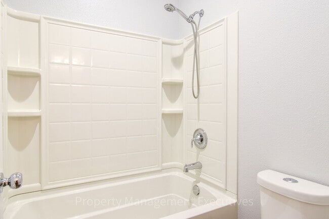 Building Photo - Beautiful 4 Bed, 3.5 Bath Townhouse