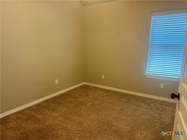 Building Photo - 521 Holstein Dr