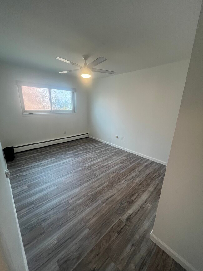 Building Photo - 2655 E Maple Rd