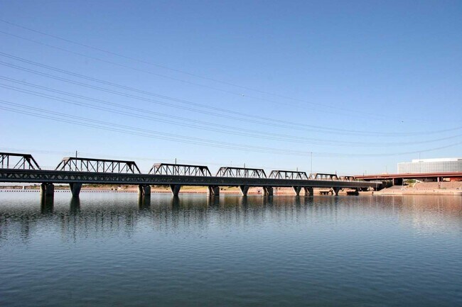 Building Photo - 716 W 11th St