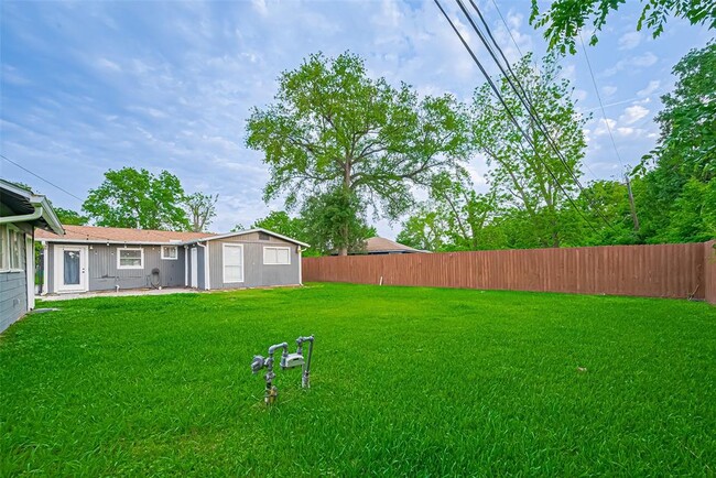 Building Photo - 2226 Rainbow Dr