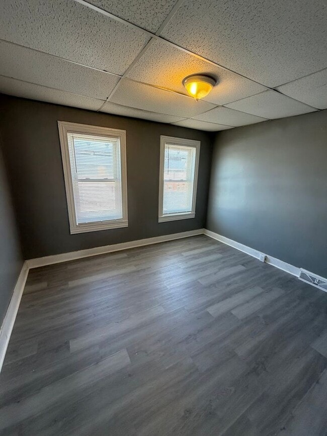 Building Photo - 4 Bedroom House