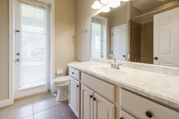 Building Photo - 690 Country Walk Ct