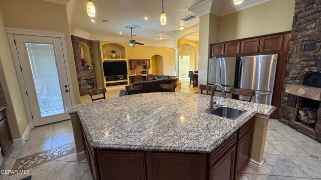 Building Photo - 7381 Black Mesa Dr