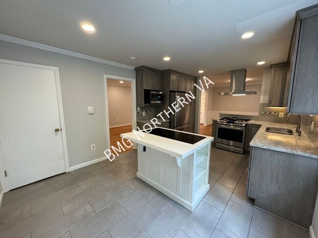Building Photo - 5406 Gainsborough Dr