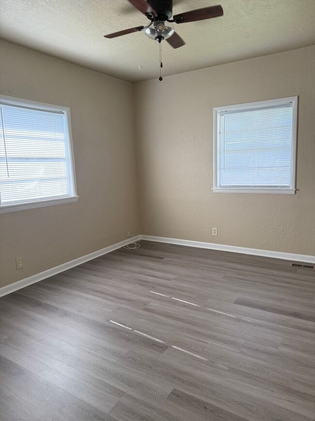 Building Photo - CUTE 3 BDRM 1 bath HOME with garage