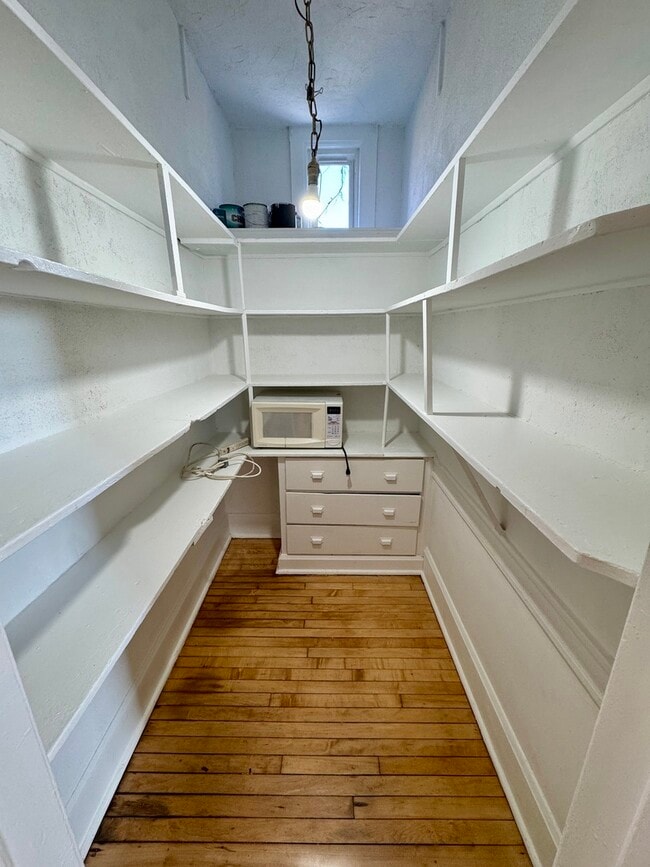 Building Photo - 1331 N Maplewood Ave