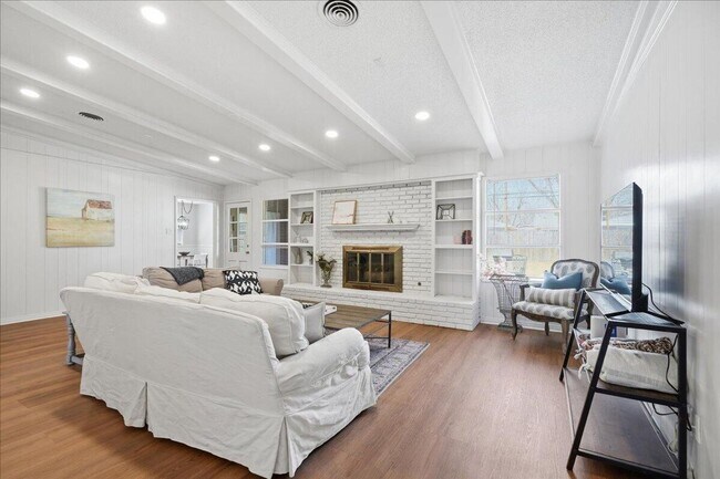 Building Photo - Charming one-of-a-kind 4 Bedroom Home