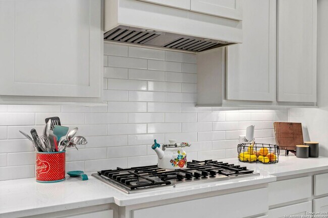 Building Photo - Charming Home Awaits: Spacious & in a Prime Location