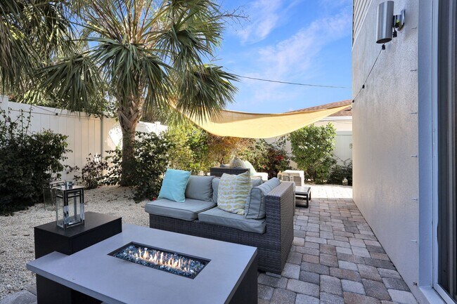 Building Photo - 4bd/3.5bth Perfectly Located Modern Townhouse