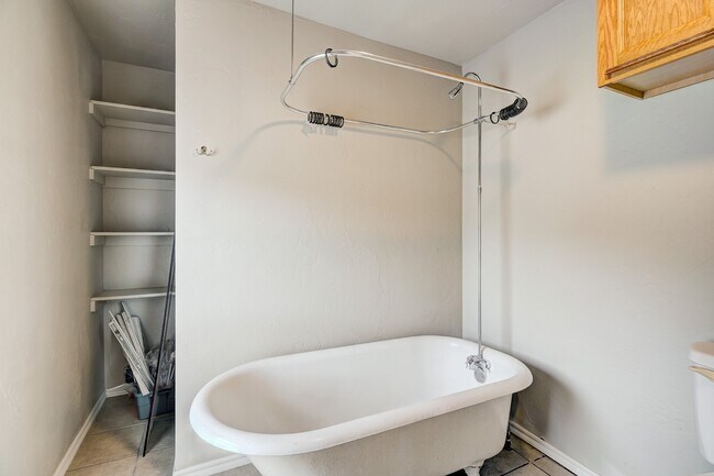 Building Photo - Stylish & Convenient Living Near OU !