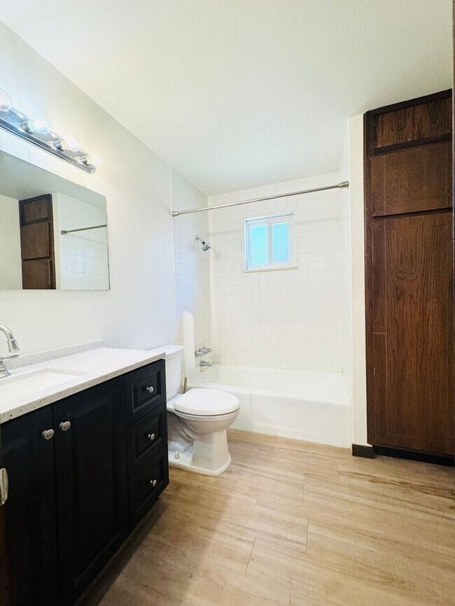 Building Photo - GREAT LOCATION! 2Bed, 1 Bath Bright and Sp...