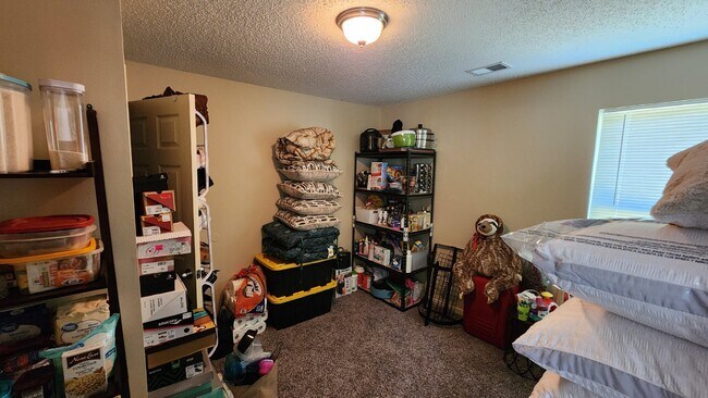 Building Photo - Convenient to west gate of Ft Moore