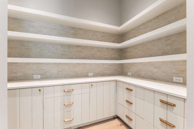 Building Photo - 8115 Devens Dr