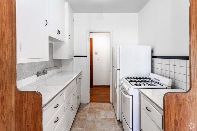 1BR, 1BA - 600SF - Kitchen - The Marie Antoinette