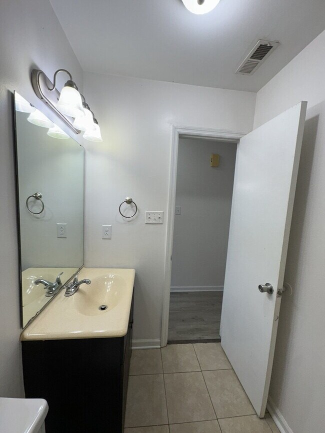 Building Photo - Beautiful 3 Bedroom, 2 Bath Home-3016 E. Windgate Ct.