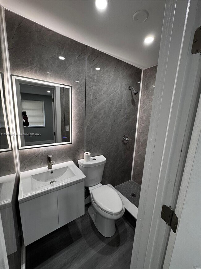 Building Photo - 3033 NW 32nd St