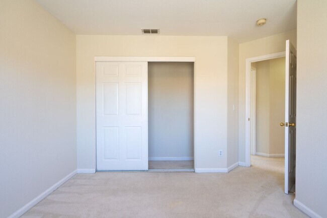 Building Photo - ***Exceptional 3BR/2.5BA Residence in Prime *** San Leandro Location