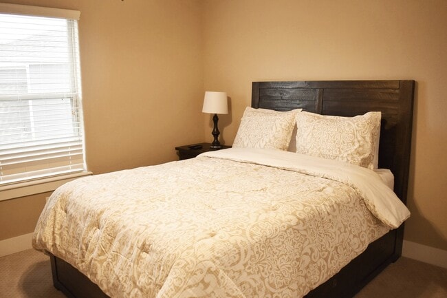 Building Photo - Luxurious  4 Bedroom, 3.5 Bathroom Home In Fayetteville!!  Minutes from the U of A!!