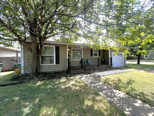 Building Photo - Furnished 2/2 Home in Crestview 3-12 month lease terms available