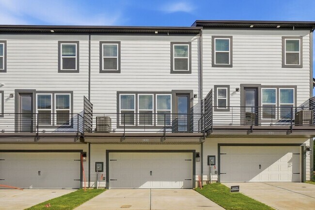 Building Photo - 1832 Alexander Village Main Dr