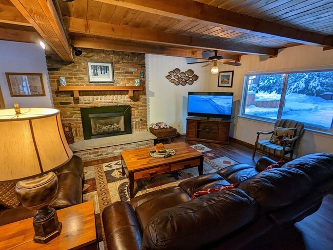 Building Photo - Pet friendly 4Bd home for a seasonal lease...