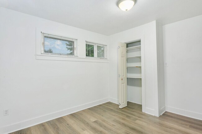 Building Photo - 2BR Upstairs Unit with Mountain Views & Private Yard – Tacoma Living at Its Best