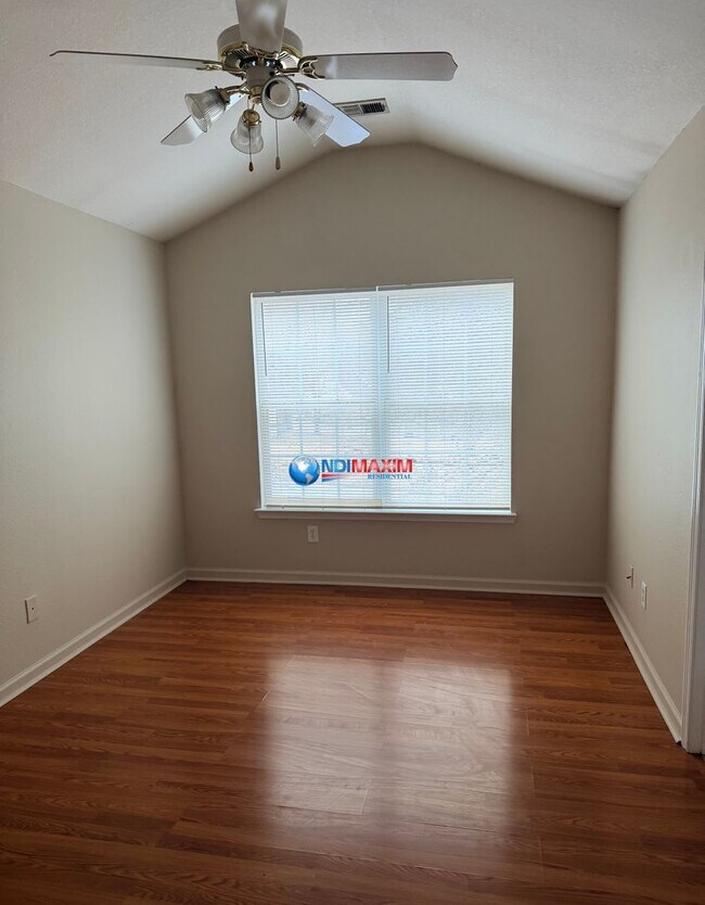 Building Photo - Spacious 3-bedroom townhouse in Riverdale