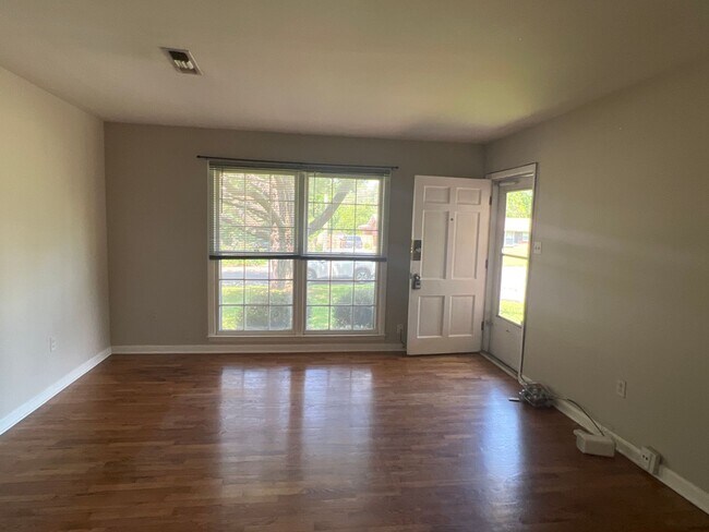Building Photo - Two Bedroom One Bath