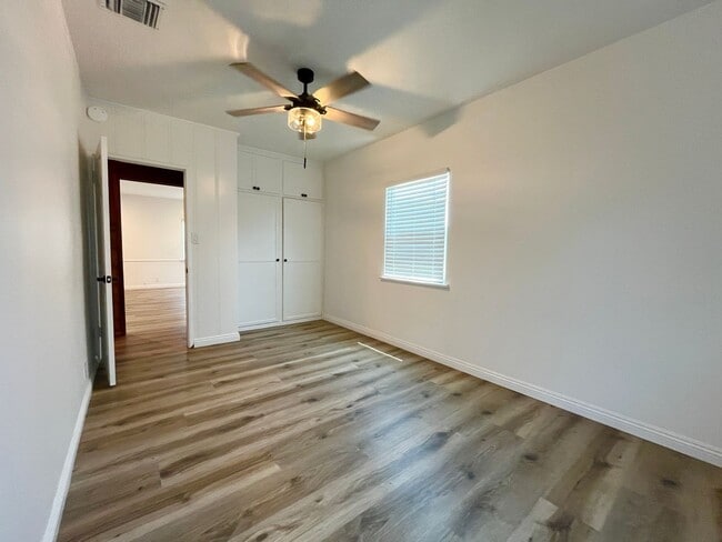 Building Photo - Completely Renovated Jem just north of Ven...