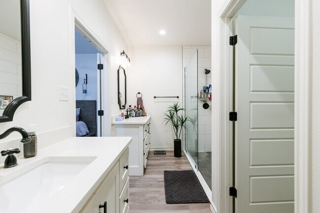 Building Photo - Custom Home in a Cul-de-sac!!