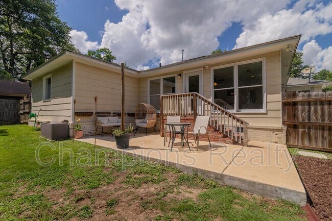Building Photo - 1514 Crest Dr
