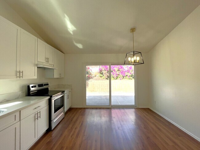 Building Photo - 3 bed, 2 bath located in Riverside!
