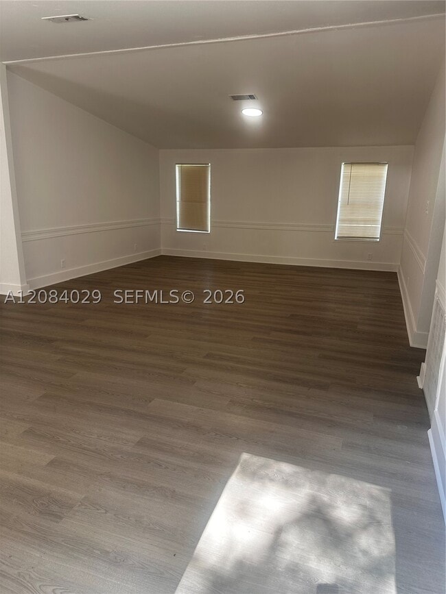 Building Photo - 131 Oak Dr