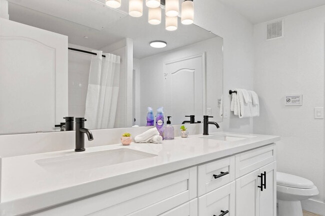 Building Photo - 875 W Pecos Rd