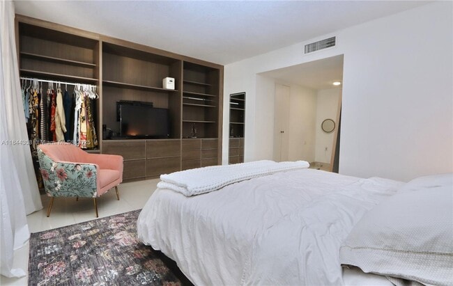 Building Photo - 20350 W Country Club Dr
