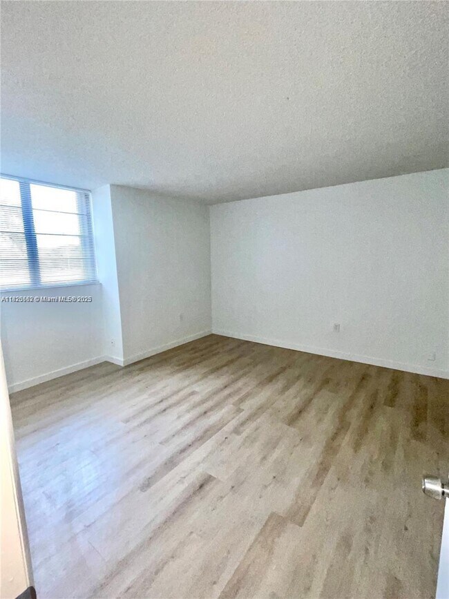 Building Photo - 10425 SW 112th Ave