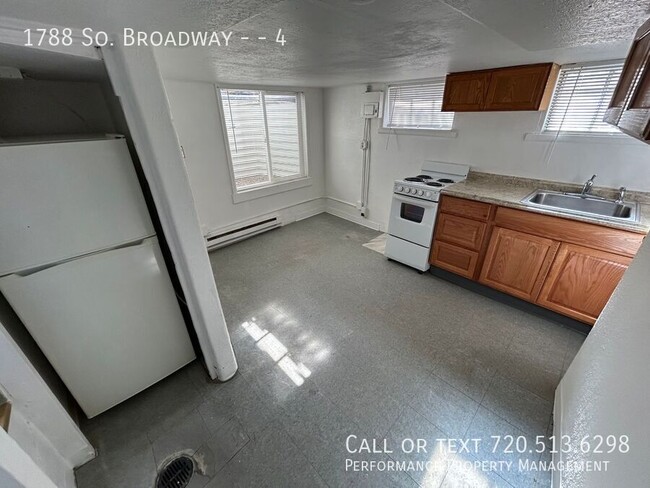 Building Photo - Perfect and Cozy on S Broadway Available f...