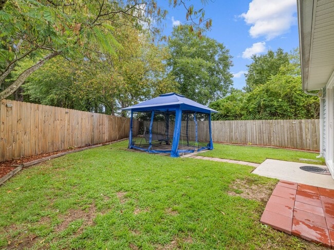 Building Photo - Beautiful 4 Bedroom Home with Bonus Room and Fenced Yard