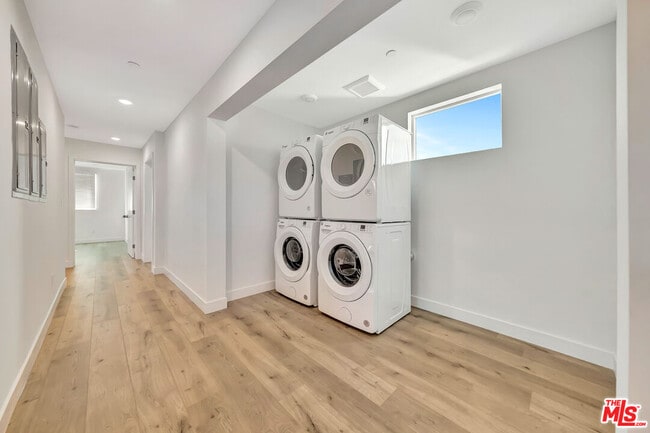 Building Photo - 1584 W 37th St