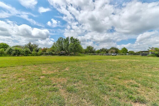 Building Photo - 820 Stadium Dr