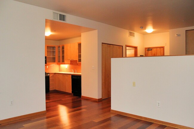 Building Photo - Beautiful Tanner Place 1-Bedroom Condo in ...