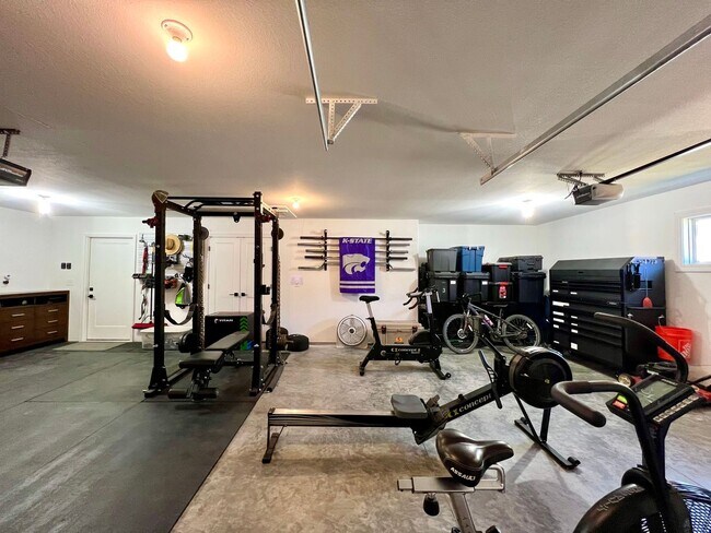 Building Photo - Modern Single-Family Home in Scenic Meadows Neighborhood