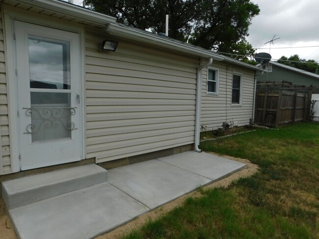Building Photo - 2-bedroom, 1-bathroom home located in the ...