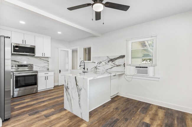 Building Photo - Remodeled Front House in Mentone