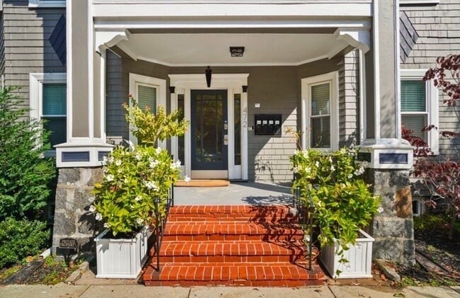 Building Photo - 472 Talbot Ave