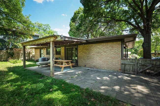 Building Photo - 1306 Ridgemont Dr