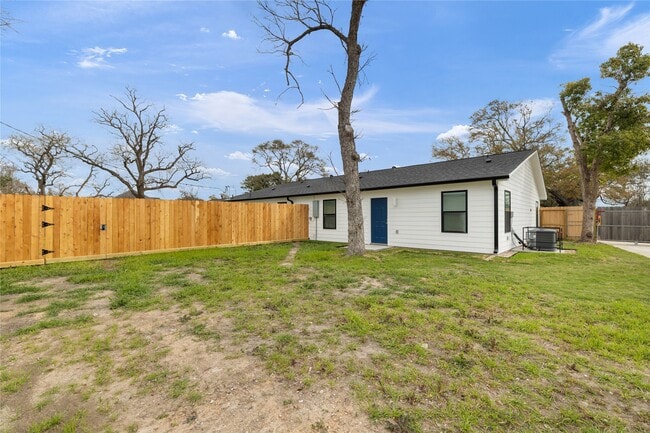 Building Photo - 6004 Bois D Arc St