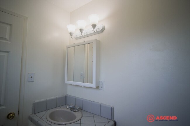 Building Photo - Cute Home Near Valley Plaza Mall!