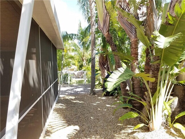 Building Photo - 1159 SE 6th Ct